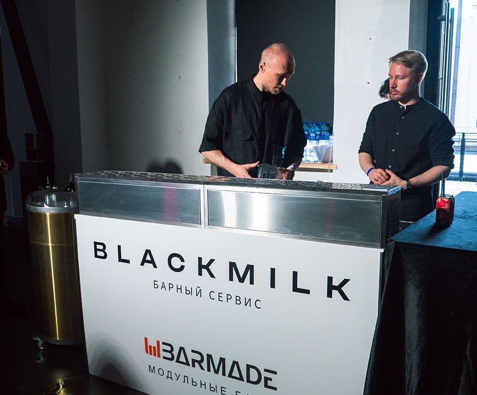 Команда Black Milk за мобильным баром ANYWHERE